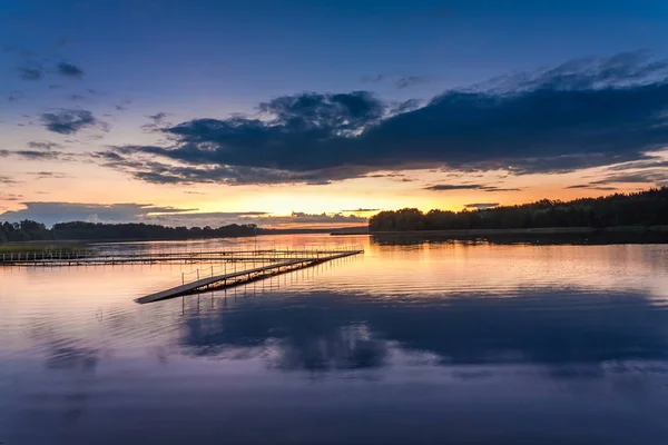 Prachtige blauwe zonsondergang aan het meer in de zomer, Polen — Stockfoto