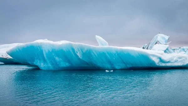 冰岛湖上漂浮的蓝色冰山 — 图库照片
