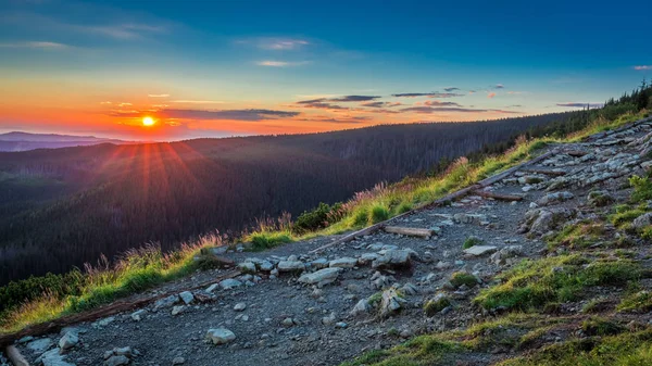 Fantastiska soluppgång i Tatras se från åsen, Polen — Stockfoto