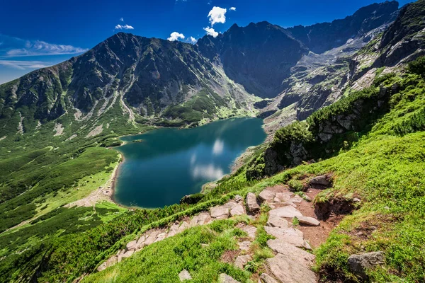 Dağ izi Czarny have Gasienicowy Tatras, Polonya için — Stok fotoğraf