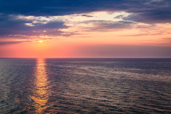 Crepuscolo dinamico sull'oceano calmo in estate, Mar Baltico — Foto Stock