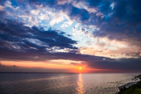 Meraviglioso tramonto sull'oceano calmo in estate, Mar Baltico — Foto Stock