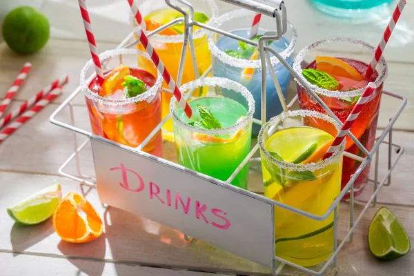 Bebida doce com citrinos e folha de hortelã na mesa branca — Fotografia de Stock
