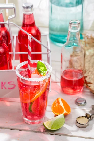 Kall sommardrink med citrusfrukter på vitt bord — Stockfoto