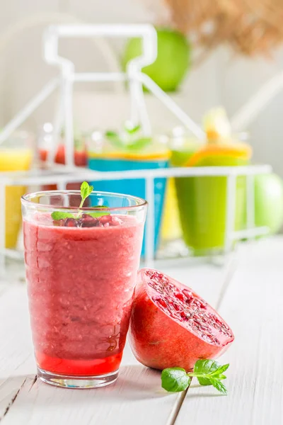 Smaskiga smoothie gjord av färsk granatäpple på vitt bord — Stockfoto