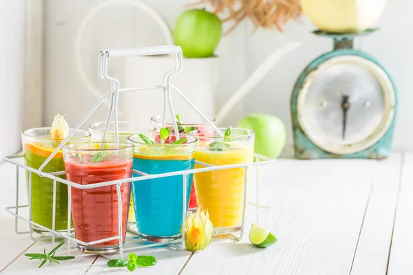 Mezcla de batido con frutas frescas en mesa blanca — Foto de Stock