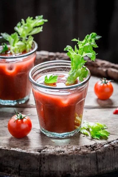 Вкус кровавый коктейль Мэри с помидорами на старом бочке — стоковое фото