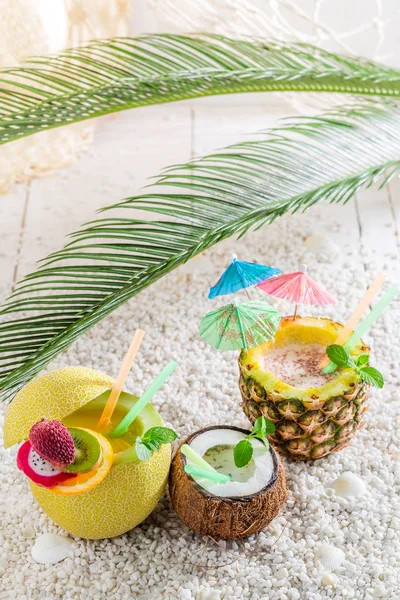 Bebidas em frutas frescas em dia ensolarado em seixos brancos — Fotografia de Stock