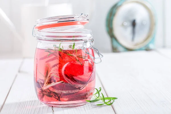 Agua dulce en frasco con remolacha sobre mesa blanca — Foto de Stock