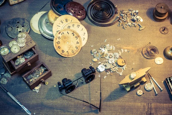 Laboratorio di orologiai vintage pieno di orologi e strumenti — Foto Stock