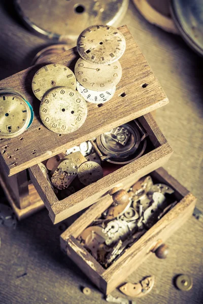 Caixa de madeira com peças de reposição na oficina relojoeiros — Fotografia de Stock