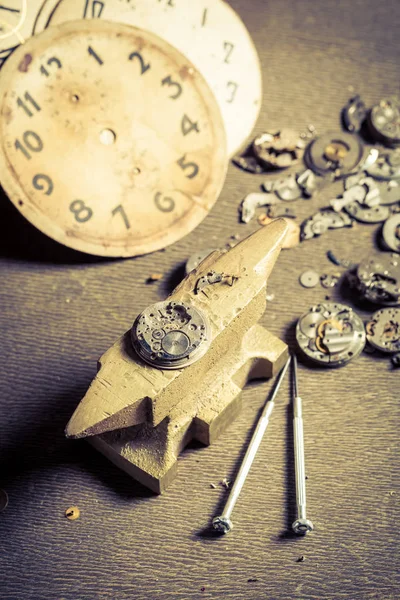 高齢者の時計修理する時計ワーク ショップ — ストック写真
