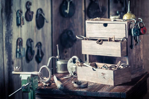 Atelier de serruriers avec outils, clés et serrures — Photo