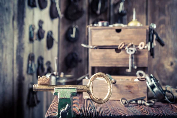 Oficina de serralheiros com ferramentas, fechaduras e chaves envelhecidas — Fotografia de Stock