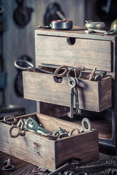 Caixa de madeira com ferramentas, fechaduras e chaves na oficina de serralheiros — Fotografia de Stock