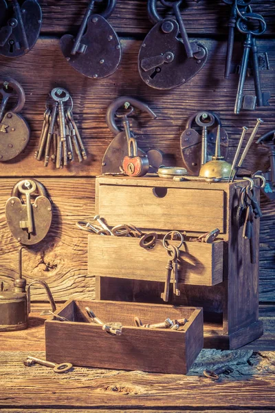 Close-up van hulpmiddelen, sloten en sleutels in sloten en sleutels workshop — Stockfoto
