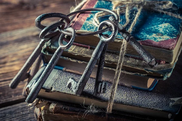 Eski kitaplar vintage anahtarlarında closeup — Stok fotoğraf