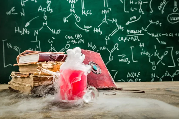 Pozione magica creata dalla chimica nel laboratorio scolastico — Foto Stock