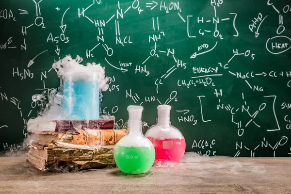 Reação química dinâmica em aulas de química na escola — Fotografia de Stock