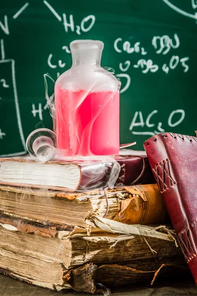 Búsqueda del elixir del uso de la química en el laboratorio escolar —  Fotos de Stock