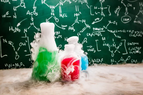 Reação dinâmica em laboratório escolar com copos coloridos — Fotografia de Stock
