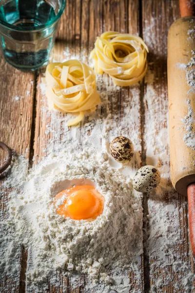 Ingredienti per pasta con uova e farina — Foto Stock