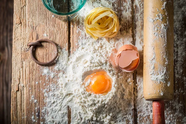 Preparazione per la pasta con farina e uova sul tavolo di legno — Foto Stock