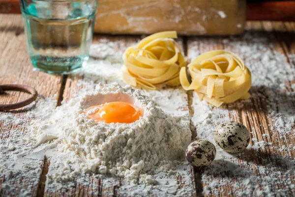 Primo piano degli ingredienti freschi per la pasta con farina e uova — Foto Stock