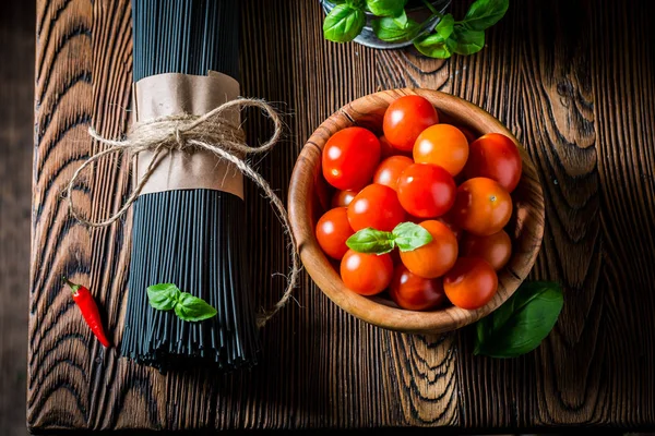 Preparação para espaguete com manjericão e tomate — Fotografia de Stock