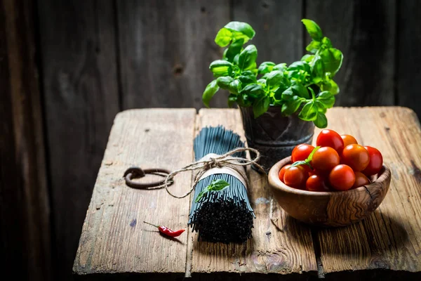 Ingredientes saudáveis e frescos para espaguete preto caseiro — Fotografia de Stock