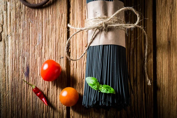 Ингредиенты для спагетти с базиликом и помидорами — стоковое фото