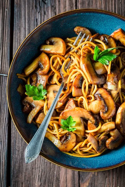 Massa fresca e saborosa com salsa e cogumelos — Fotografia de Stock