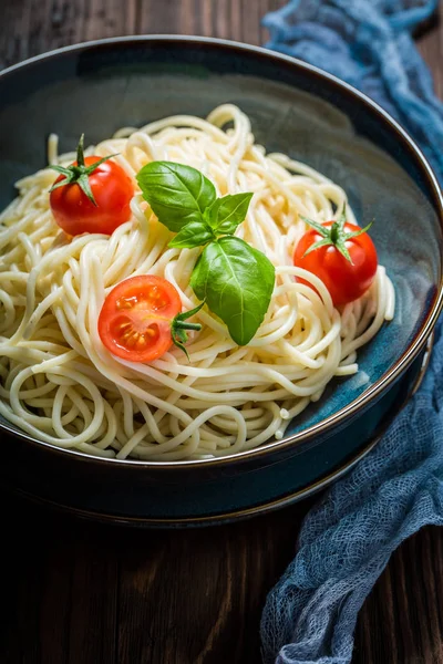 美味的意大利面与西红柿, 罗勒和干酪特写 — 图库照片