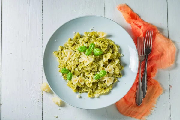 Smaczny spaghetti z zielonym pesto, parmezanem i bazylią — Zdjęcie stockowe