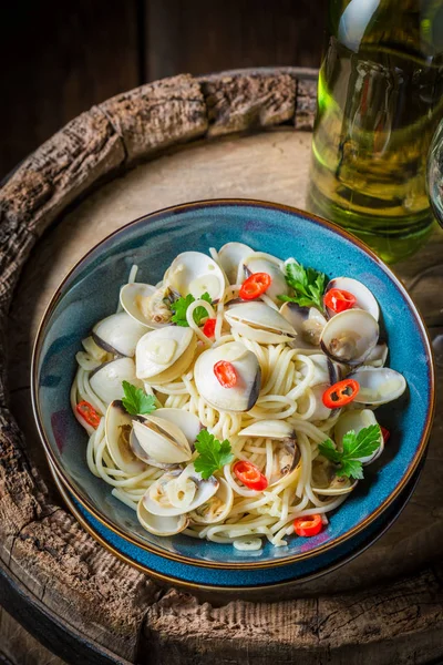 Njut av din spaghetti Vongole med vitt vin — Stockfoto