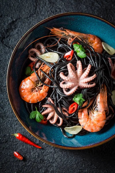 Läckra skaldjur svart pasta gjord av tigerräkor och bläckfisk — Stockfoto