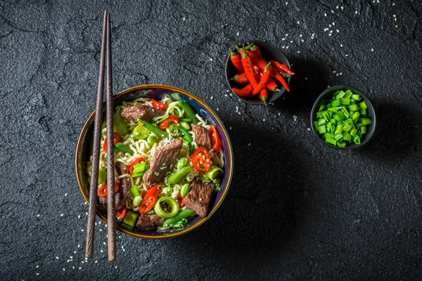 Nikmati mie Asia Anda dengan daging sapi di batu hitam — Stok Foto