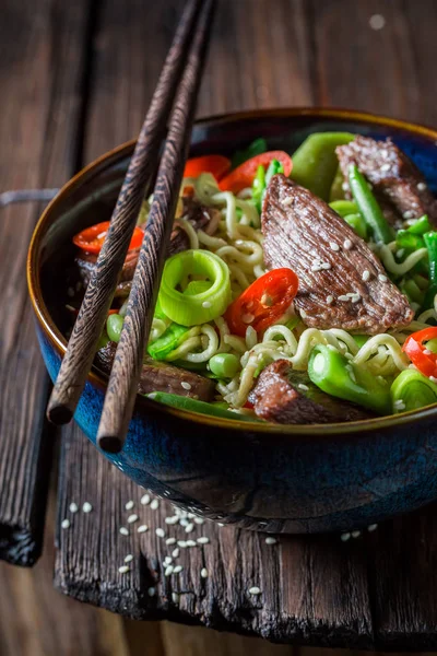 Penutup dari mie asia dengan daging sapi dan sayuran — Stok Foto