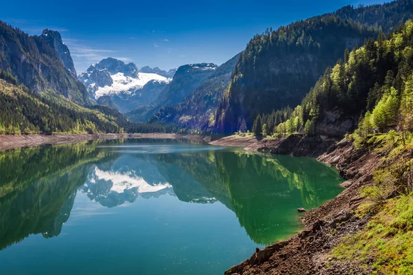 Amanecer de primavera en el lago de montaña en Gosau, Alpes, Austria — Foto de Stock