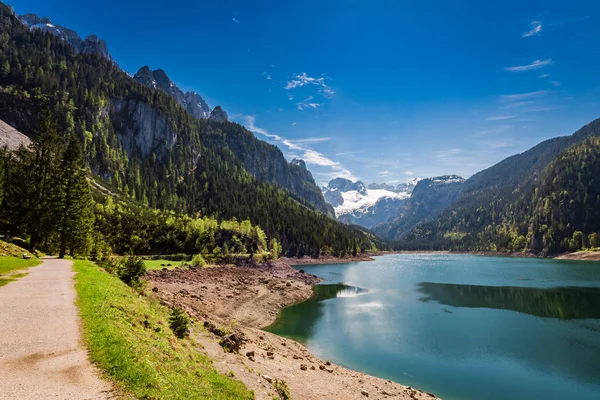 Salida del sol soleado en el lago Gosausee en primavera, Alpes, Austria — Foto de Stock