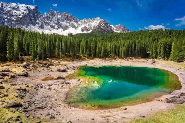 Bllue górskie Jezioro Carezza w spring, Alpy, Włochy — Zdjęcie stockowe