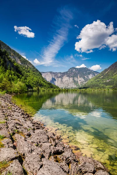 Alpes y lago de montaña en primavera, Austria — Foto de Stock