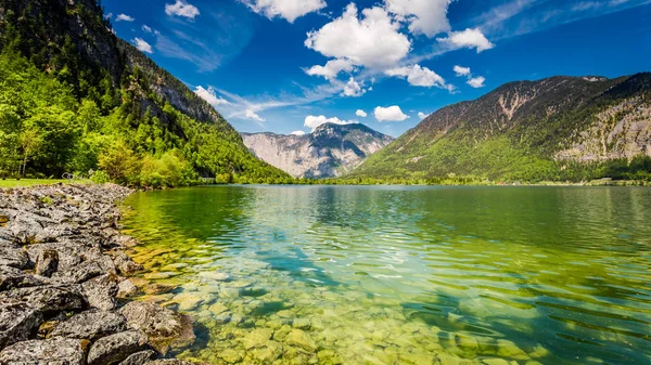 Lago de montaña verde y Alpes en primavera — Foto de Stock