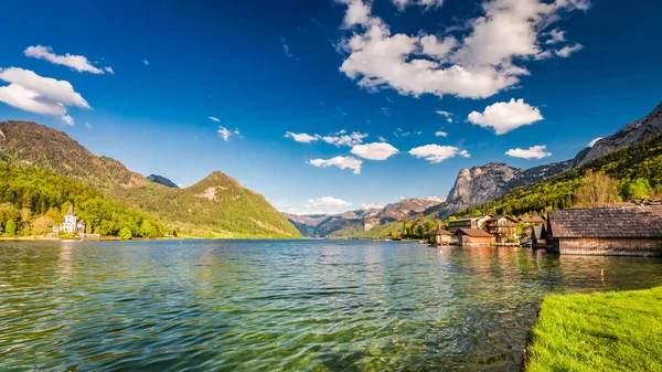 Krásné domy na modré jezero v Alpách, Evropa — Stock fotografie