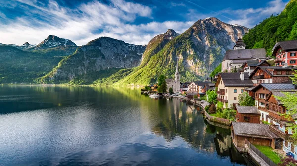 Dawn lenyűgöző hegyi tó Hallstatt, Alpok, Ausztria — Stock Fotó