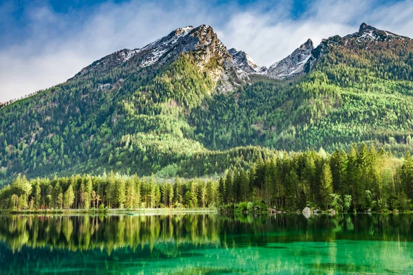 Hermoso amanecer en el lago Hintersee en los Alpes alemanes — Foto de Stock