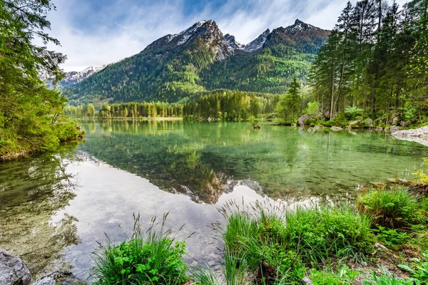 Hintersee (Vorpommern) meer in de Alpen in het voorjaar in sunrise, Duitsland — Stockfoto