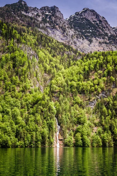 Приголомшливі озеро Konigssee в Альпах, Німеччина — стокове фото