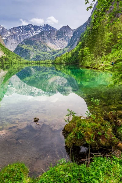 Spiegel reflectie van de Alpen in blauwe Obersee lake, Duitsland — Stockfoto