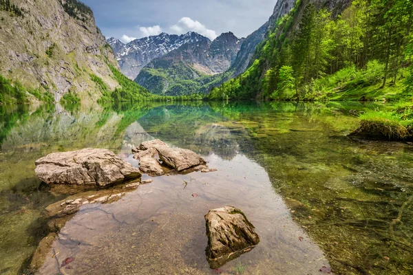 Vue imprenable sur le lac de montagne Blu Obersee, Alpes — Photo